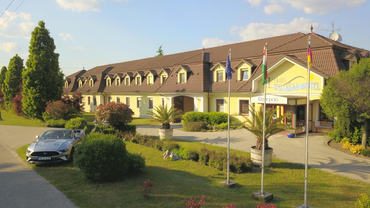 Hetkuti Wellness Hotel Mor Exterior photo